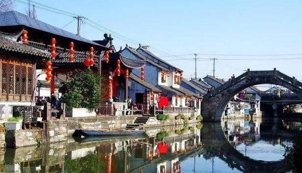 逃离废弃的卡车场